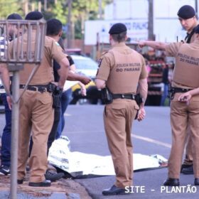 Fotos de Homem se apresenta à polícia, confessa ter matado jovem e entrega arma do crime, em Maringá