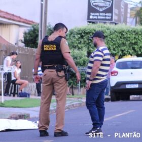 Fotos de Homem se apresenta à polícia, confessa ter matado jovem e entrega arma do crime, em Maringá