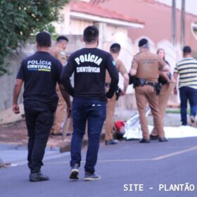 Fotos de Homem se apresenta à polícia, confessa ter matado jovem e entrega arma do crime, em Maringá