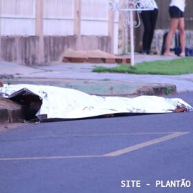 Fotos de Homem se apresenta à polícia, confessa ter matado jovem e entrega arma do crime, em Maringá