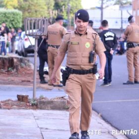 Fotos de Homem se apresenta à polícia, confessa ter matado jovem e entrega arma do crime, em Maringá