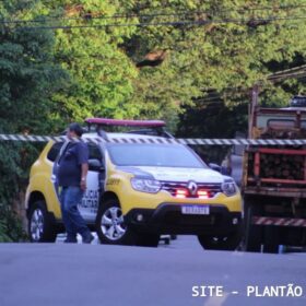 Fotos de Homem se apresenta à polícia, confessa ter matado jovem e entrega arma do crime, em Maringá