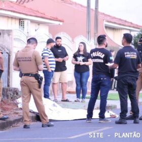 Fotos de Homem se apresenta à polícia, confessa ter matado jovem e entrega arma do crime, em Maringá