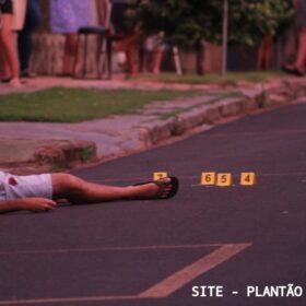 Fotos de Homem se apresenta à polícia, confessa ter matado jovem e entrega arma do crime, em Maringá