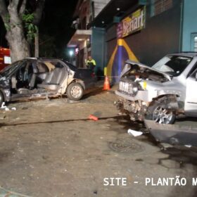 Fotos de Motorista com suspeita de embriaguez avança preferencial e causa grave acidente em Maringá