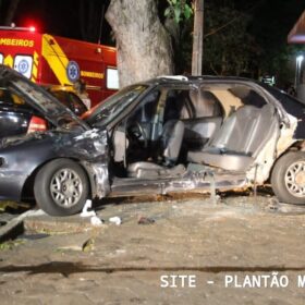 Fotos de Motorista com suspeita de embriaguez avança preferencial e causa grave acidente em Maringá