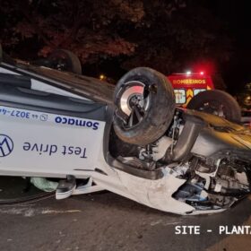 Fotos de Motorista fica ferido após bater em árvore e capotar em Maringá