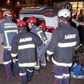 Fotos de Motorista fica ferido após bater em árvore e capotar em Maringá