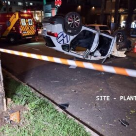 Fotos de Motorista fica ferido após bater em árvore e capotar em Maringá