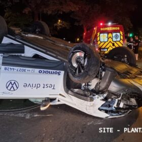 Fotos de Motorista fica ferido após bater em árvore e capotar em Maringá