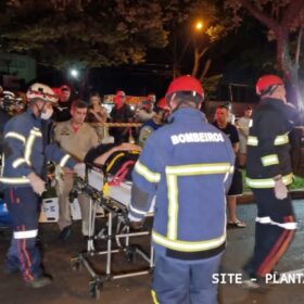 Fotos de Motorista fica ferido após bater em árvore e capotar em Maringá