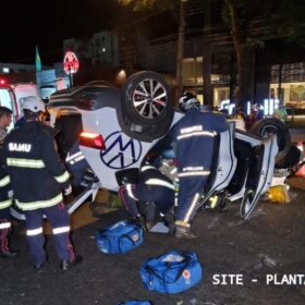 Fotos de Motorista fica ferido após bater em árvore e capotar em Maringá