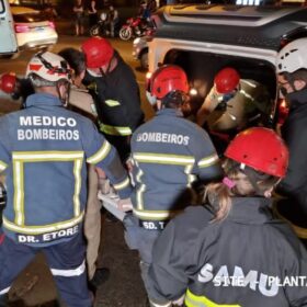 Fotos de Motorista fica ferido após bater em árvore e capotar em Maringá