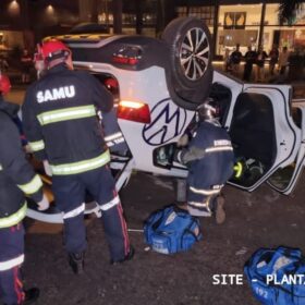 Fotos de Motorista fica ferido após bater em árvore e capotar em Maringá