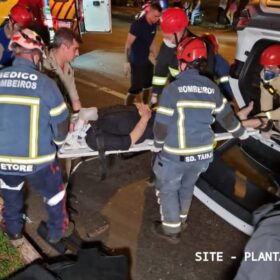 Fotos de Motorista fica ferido após bater em árvore e capotar em Maringá