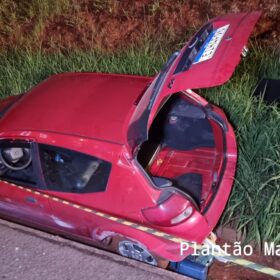 Fotos de Carro capota após colisão com outro veículo no Contorno Norte em Maringá