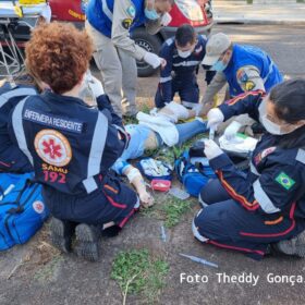 Fotos de Mulher sofre ferimentos graves após carro avança preferencial em Maringá