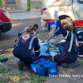 Fotos de Mulher sofre ferimentos graves após carro avança preferencial em Maringá