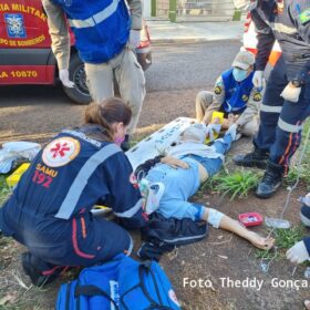 Fotos de Mulher sofre ferimentos graves após carro avança preferencial em Maringá