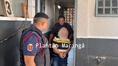 Fotos de Papai Noel é conduzido para a delegacia suspeito de abusar sexual da neta em Maringá