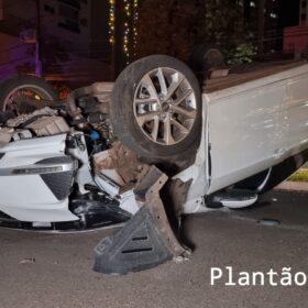 Fotos de Três mulheres ficaram feridas após colisão seguida de capotamento na região central de Maringá