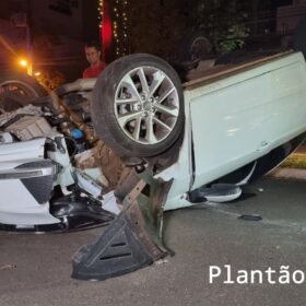 Fotos de Três mulheres ficaram feridas após colisão seguida de capotamento na região central de Maringá