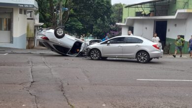 Fotos de Câmera registra colisão seguida de capotamento em Maringá