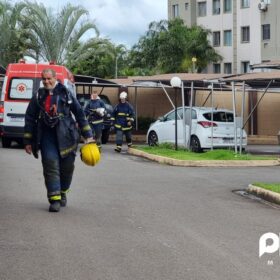 Fotos de Duas pessoas são socorridas durante incêndio em apartamento em Maringá