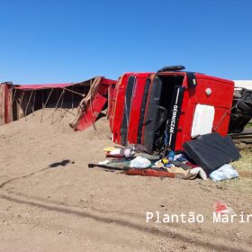 Fotos de Pai e o filho de 8 anos ficam feridos após carreta tombar no Contorno Norte, em Maringá 