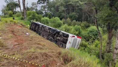 Fotos de Sete pessoas morrem e 22 ficam feridas após ônibus de viagem tombar no Paraná