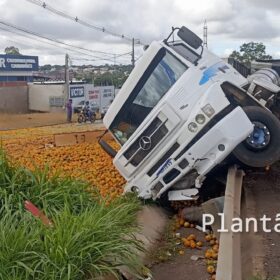 Fotos de Carreta carregada com laranja tomba no Contorno Norte em Maringá e carga é saqueada