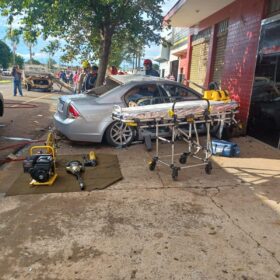 Fotos de Carro suspeito de disputar racha causa acidente e deixa um enorme prejuízo em Maringá 