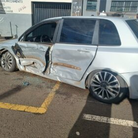 Fotos de Carro suspeito de disputar racha causa acidente e deixa um enorme prejuízo em Maringá 