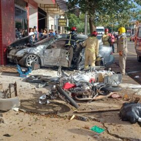 Fotos de Carro suspeito de disputar racha causa acidente e deixa um enorme prejuízo em Maringá 