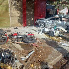 Fotos de Carro suspeito de disputar racha causa acidente e deixa um enorme prejuízo em Maringá 