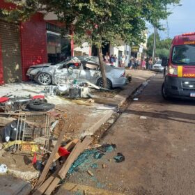 Fotos de Carro suspeito de disputar racha causa acidente e deixa um enorme prejuízo em Maringá 