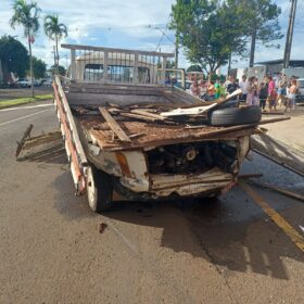 Fotos de Carro suspeito de disputar racha causa acidente e deixa um enorme prejuízo em Maringá 