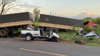 Fotos de Duas pessoas morreram após grave acidente entre uma carreta e uma picape