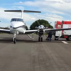 Fotos de Mãe e a filha de 6 anos são transferidas de avião para Curitiba após sofrer queimaduras ao cozinhar ovo no micro-ondas em Maringá