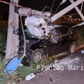 Fotos de Motorista bate em poste, derruba transformador em Maringá