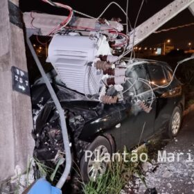 Fotos de Motorista bate em poste, derruba transformador em Maringá