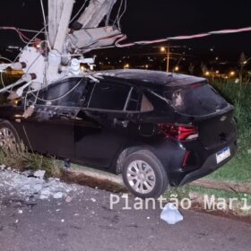 Fotos de Motorista bate em poste, derruba transformador em Maringá