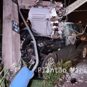 Fotos de Motorista bate em poste, derruba transformador em Maringá