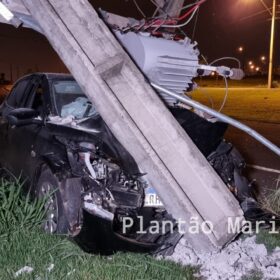 Fotos de Motorista bate em poste, derruba transformador em Maringá