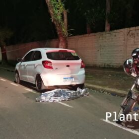 Fotos de Mulher morre após cair de garupa de moto e bater contra carro estacionado em Maringá