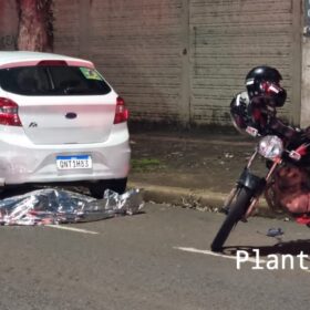 Fotos de Mulher morre após cair de garupa de moto e bater contra carro estacionado em Maringá