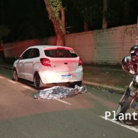 Fotos de Mulher morre após cair de garupa de moto e bater contra carro estacionado em Maringá