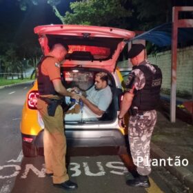 Fotos de Mulher morre após cair de garupa de moto e bater contra carro estacionado em Maringá