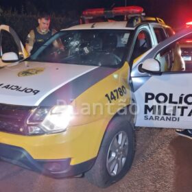 Fotos de Policiais escapam da morte ao trocar tiros com assaltantes em Sarandi; um criminoso morreu no confronto 