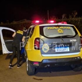 Fotos de Policiais escapam da morte ao trocar tiros com assaltantes em Sarandi; um criminoso morreu no confronto 